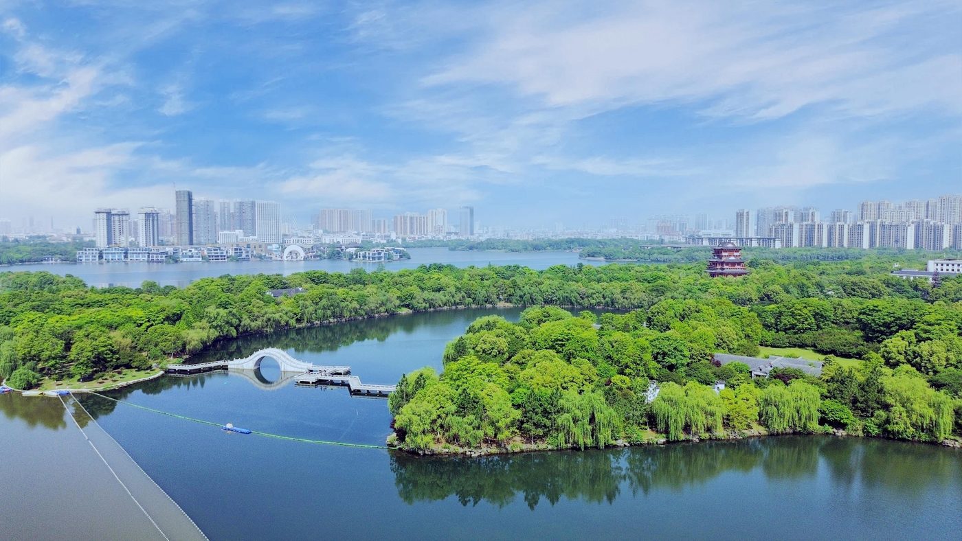 湖畔漫步