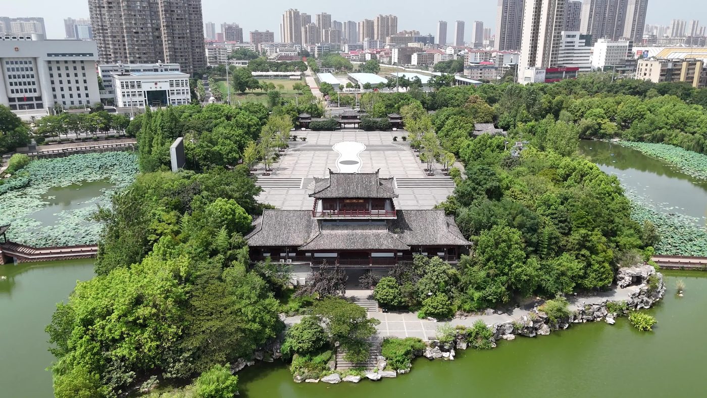 金秋湖光